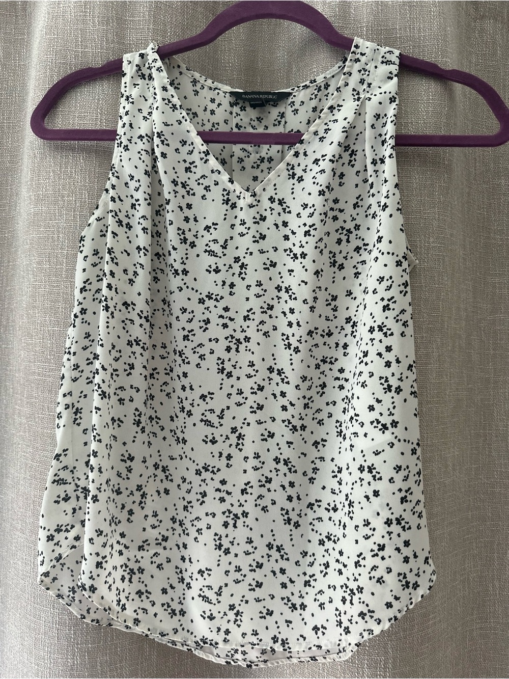 Banana Republic White Floral Sleeveless V-Neck Blouse Top
